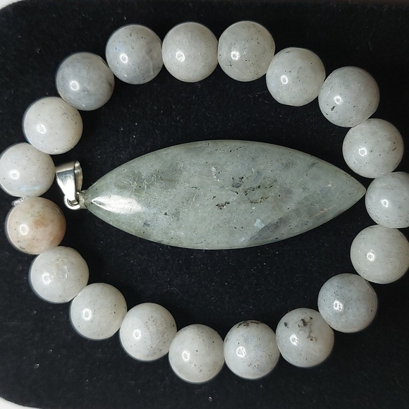 Labradorite stone pendant and Labradorite stone 10mm bead bracelet bundle - Picture 3 of 6